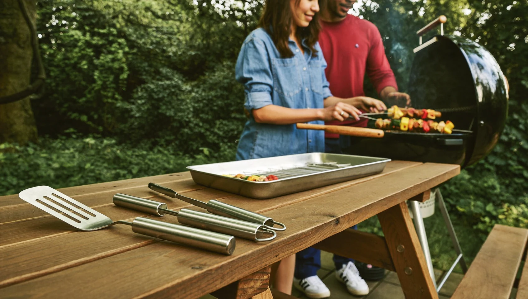 Illustrazione generata: area barbecue all'aperto con griglia e spazio conviviale